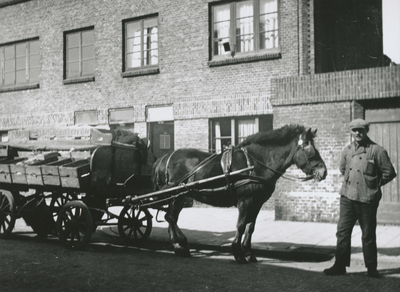 875286 Portret van de heer Bergsteijn (uit de Oranjestraat in Wijk C?) bij zijn aardappelen- en groentenwagen op een ...